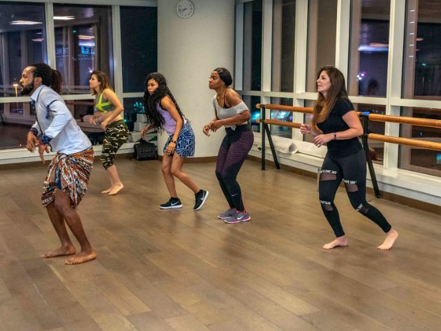 fotgografia de pessoas praticando aula de dança em grupo